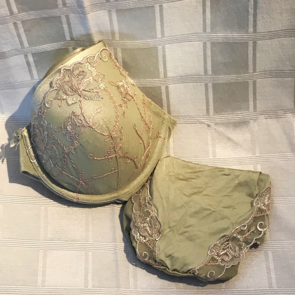 Vanity Fair Underwire Bra & Underwear Set - Picture 7 of 7